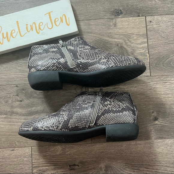Aerosoles Sophia Snake Print Booties NWOT - Picture 2 of 6